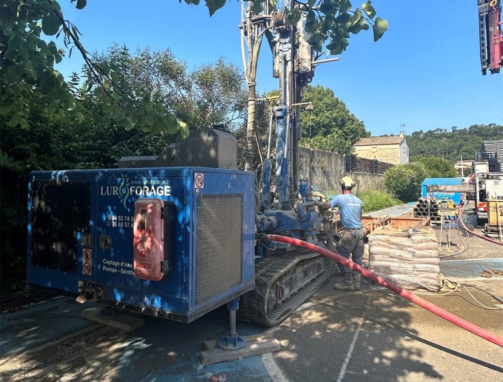 Un chauffage vieillissant à remplacer avant l'hiver À Bagnols-sur-Cèze, dans le Gard, la mairie a engagé la rénovation énergétique du groupe scolaire Célestin Freinet. Au programme : remplacer le système de chauffage principal du bâtiment par une pompe à chaleur eau/eau, c'est-à-dire une installation de géothermie qui puise les calories du sous-sol pour chauffer les locaux. Géosynergie a été sollicité pour étudier la faisabilité de ce projet. Un chauffage à changer, un espace disponible limité La commune souhaitait remplacer le chauffage du groupe scolaire par une solution plus performante et plus stable dans le temps que son système existant. Deux contraintes fortes encadraient le projet. D'une part, l'espace disponible sur la parcelle était restreint, ce qui posait la question de la faisabilité d'une géothermie sur nappe (captage direct dans l'eau souterraine) ou sur sondes (capteurs verticaux forés dans le sol). D'autre part, les travaux devaient impérativement être menés pendant les vacances scolaires, afin que l'installation soit opérationnelle avant la période de chauffe hivernale. Une contrainte foncière à lever avant tout dimensionnement La principale question technique du projet portait sur la disponibilité du foncier : un espace restreint limite en effet les possibilités d'implantation des capteurs géothermiques, qu'il s'agisse d'un doublet de forages sur nappe ou d'un champ de sondes verticales. Cette contrainte devait être levée en priorité, avant tout choix de solution et tout dimensionnement de l'installation, pour s'assurer que le calendrier resserré imposé par les vacances scolaires reste tenable. De l'étude de faisabilité à la mise en service Géosynergie a accompagné la commune tout au long du projet, de la phase d'étude jusqu'à la mise en service de l'installation : Étude de faisabilité en géothermie Étude thermique du bâtiment Forage test et essais par pompage, pour vérifier le comportement de la nappe Actualisation de l'étude de faisabilité à partir des résultats de terrain Lancement du marché pour le lot forages géothermiques Accompagnement et suivi des travaux jusqu'à la mise en service de la pompe à chaleur Une installation performante, économique et pérenne Aujourd'hui, le groupe scolaire Célestin Freinet est chauffé par une pompe à chaleur eau/eau au coefficient de performance minimal de 4,5, c'est-à-dire qu'elle restitue au moins 4,5 fois plus d'énergie de chauffage qu'elle n'en consomme sous forme d'électricité. Pour la commune, ce choix se traduit avant tout par une tranquillité retrouvée : un coût d'exploitation stable dans la durée, une installation qui demande peu de maintenance, et une énergie renouvelable disponible à tout moment, produite en circuit court plutôt qu'importée. L'investissement, d'environ 311 000 euros, a été financé à moitié par des aides du FEDER, de l'ADEME et du plan France Nation Verte, avec un retour sur investissement estimé à moins de 3 ans. De quoi rassurer une collectivité qui s'engageait, avec ce projet, dans son premier chantier de géothermie.